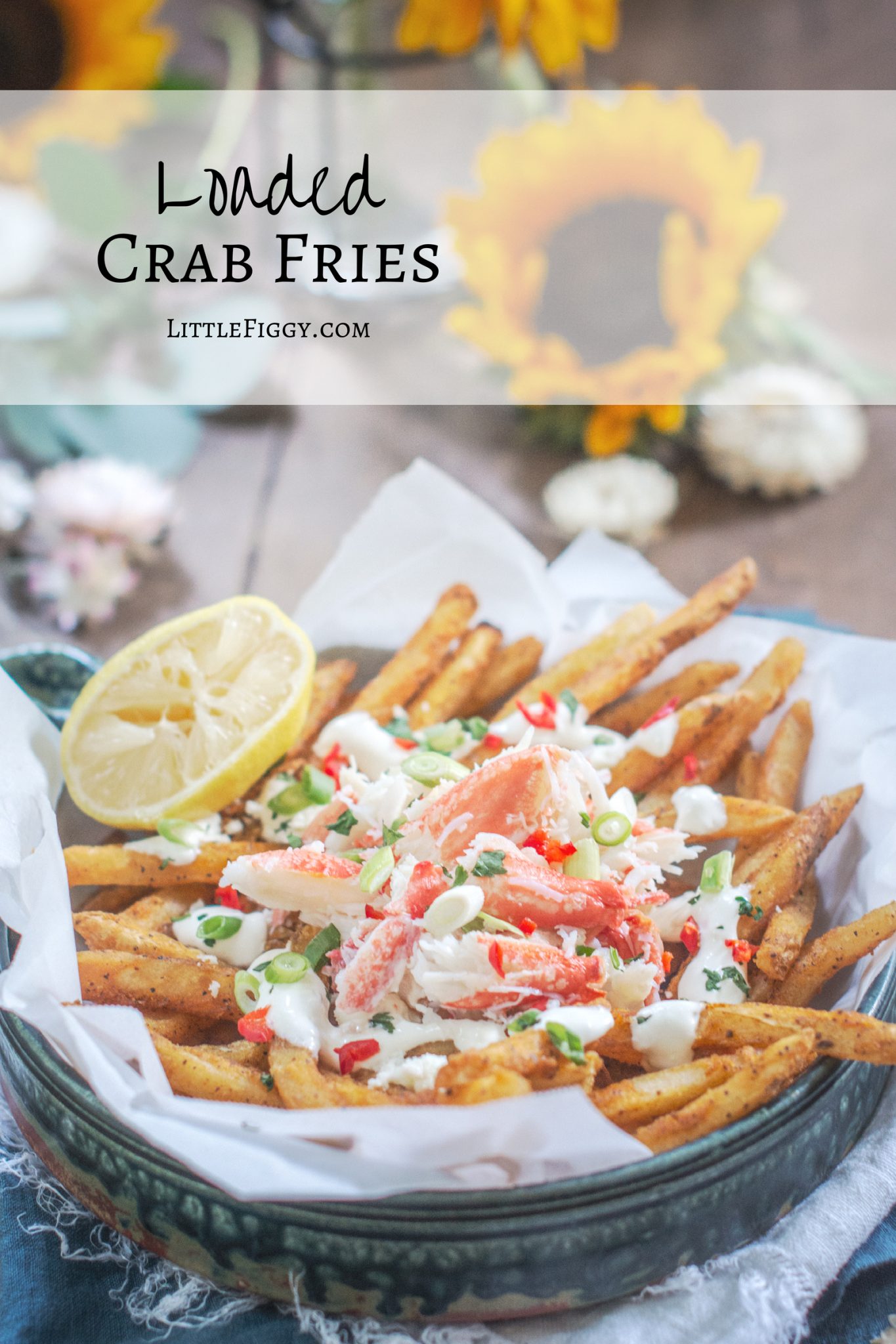 Loaded Crab Fries mit Sonnenblumen auf braunem Tisch