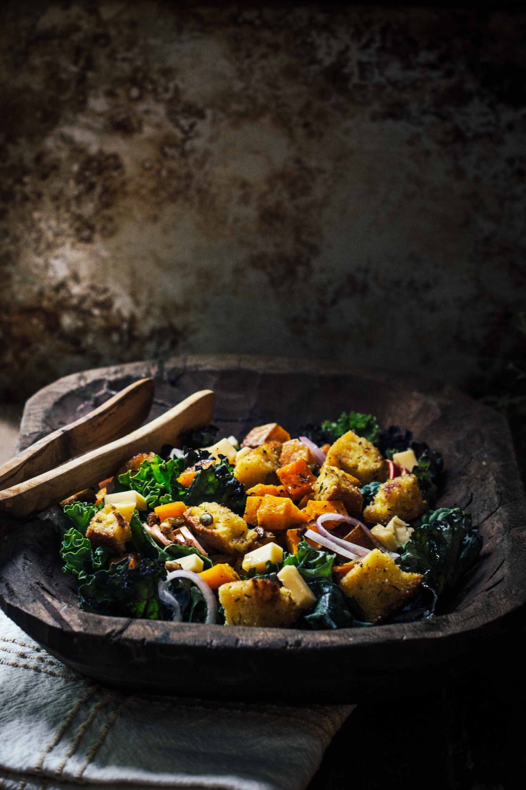 Kale salad with cornbread croutons and apples