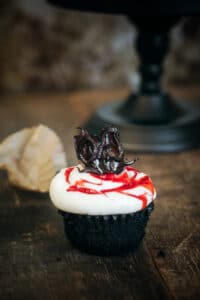 Black velvet cupcake with cream cheese frosting - Halloween cupcakes