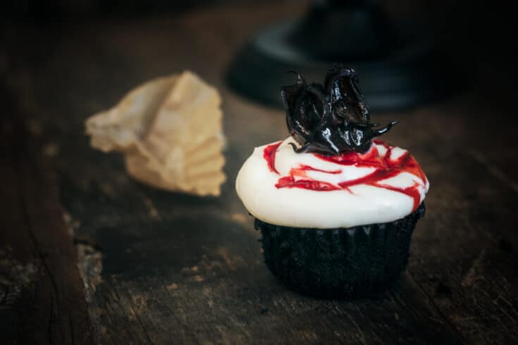 https://www.littlefiggy.com/wp-content/uploads/2019/10/Halloween-Cupcakes-recipe-Black-Velvet-cupcakes-735x490.jpg